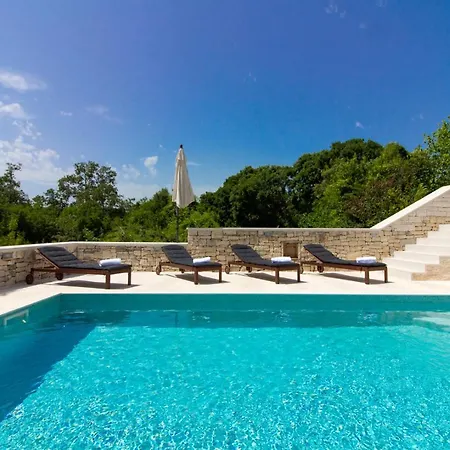 Beautiful Irma With Private Pool Near Rovinj By Wiibuk * Golas