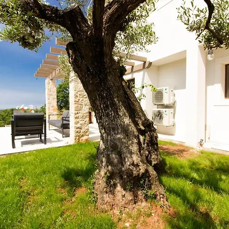 Beautiful Irma With Private Pool Near Rovinj By Wiibuk * Golas