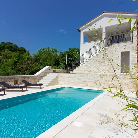 Beautiful Irma With Private Pool Near Rovinj By Wiibuk Vila *