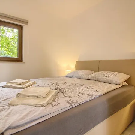Beautiful Irma With Private Pool Near Rovinj Villa Golas