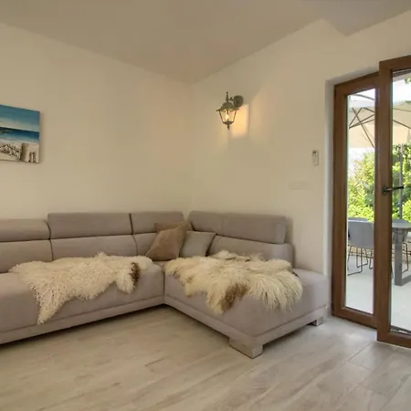 Beautiful Irma With Private Pool Near Rovinj Golas